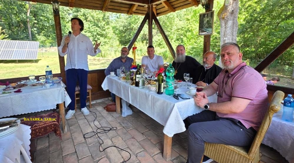 Fotografija uz vijest: Manastir Pinosava kod Kusatka proslavio slavu – Sabor Svetog Arhangela Gavrila