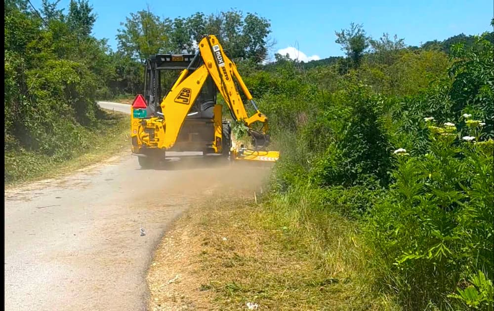 Fotografija uz vijest: Počelo košenje trave i održavanje lokalnih puteva u opštini Smederevska Palanka
