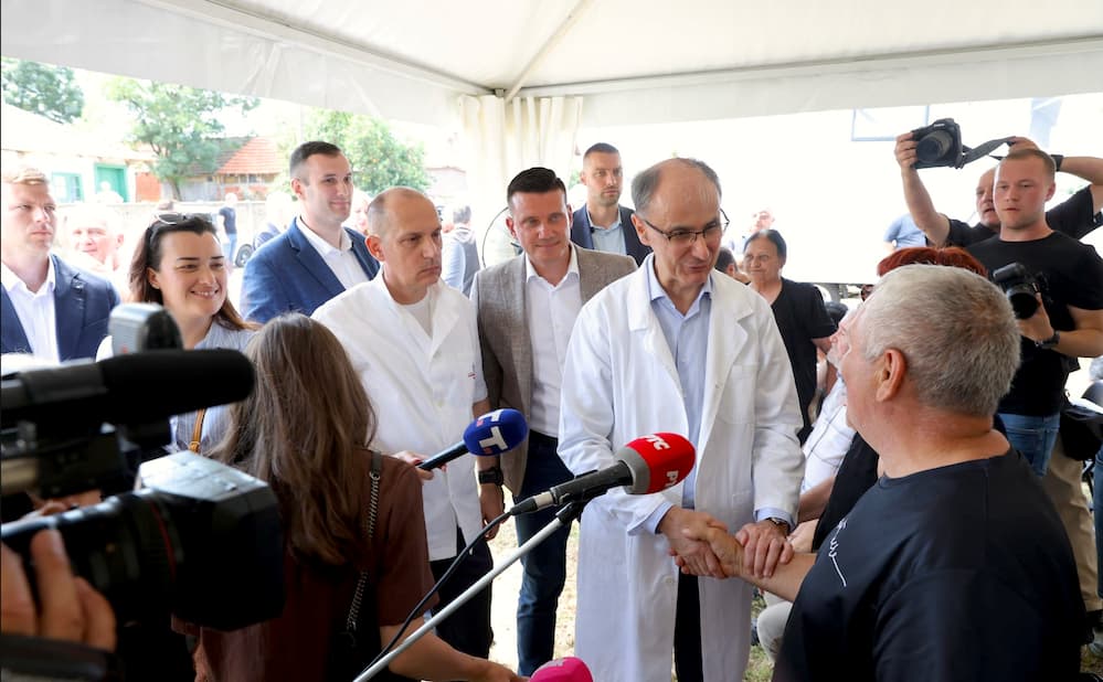 Fotografija uz vijest: Prof. dr Đuro Macut i ministar Lončar obišli mobilnu ambulantu u Maloj Plani